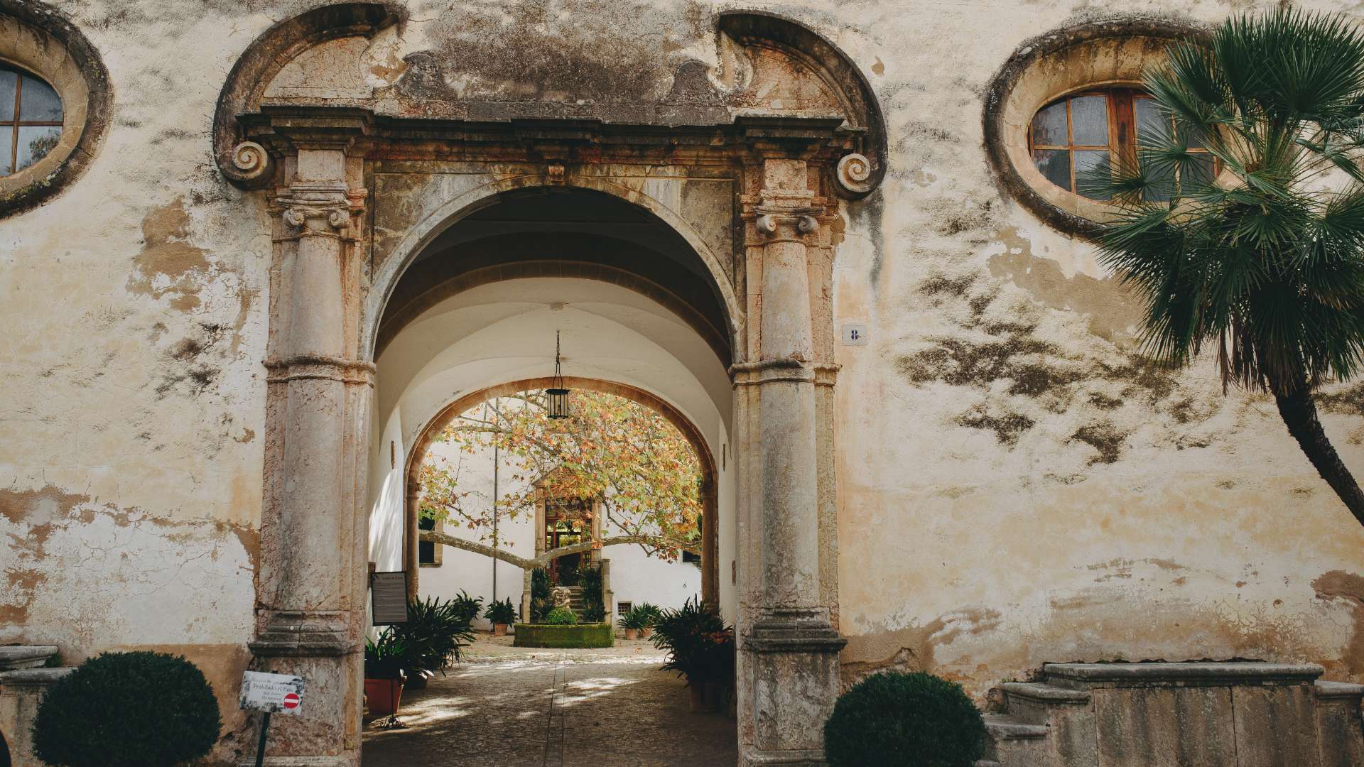 ENTRADA AL PATIO DE LA CASA JARDINES ALFABIA